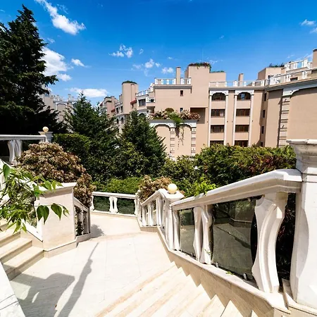 La Luxury Golden Sands
